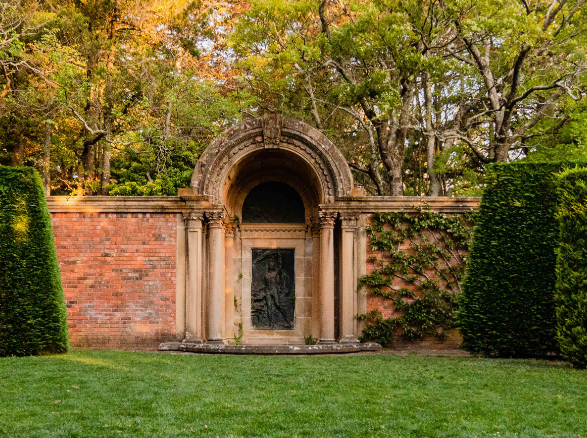 An amphitheater surrounded by green hedges and grass