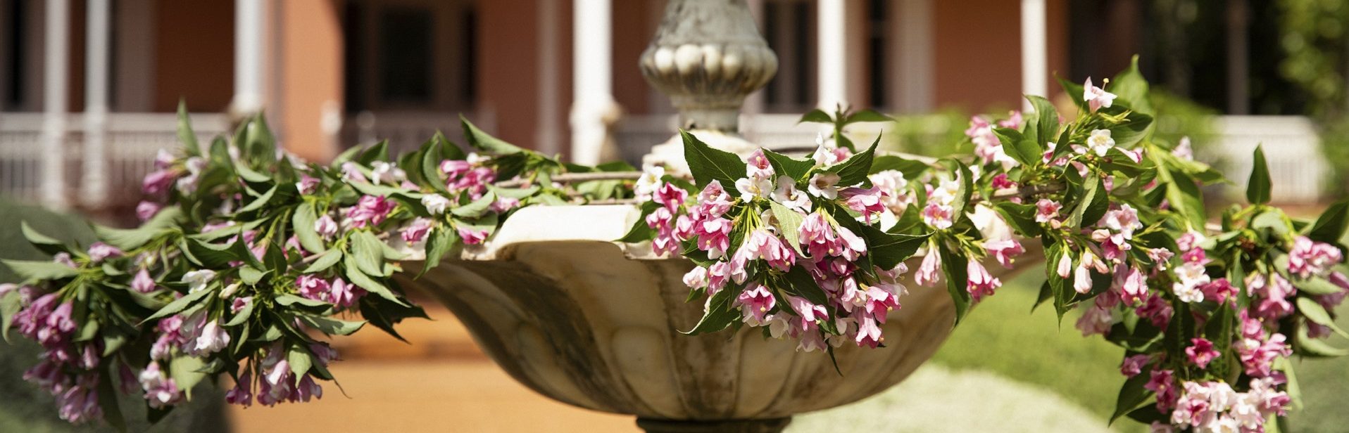 TLPonich_Retford_Park_Wedding fountain header 1920 x 616 no-alt