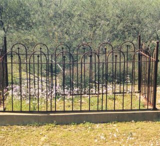 Tommy Lintott's grave neat Pindar 1998