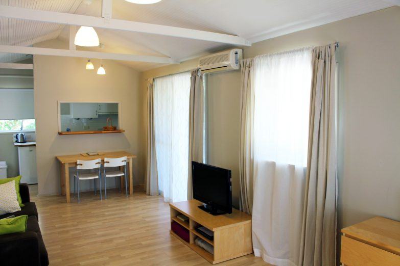 Norman Lindsay Gallery Cottage Stay - Interior