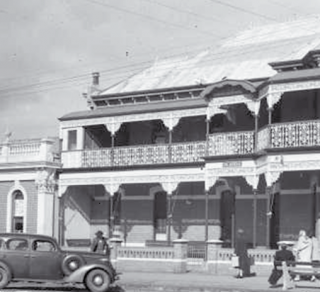 Stroll the beautiful heritage town of Queenscliff with a guided tour related image