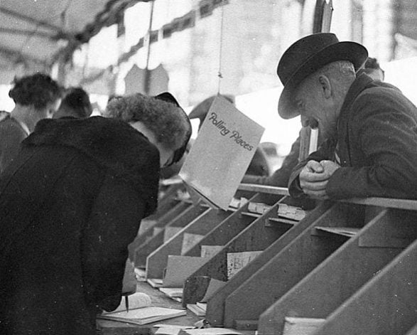 Polling commences at Town Hall in 1935  State Library of New South Wales