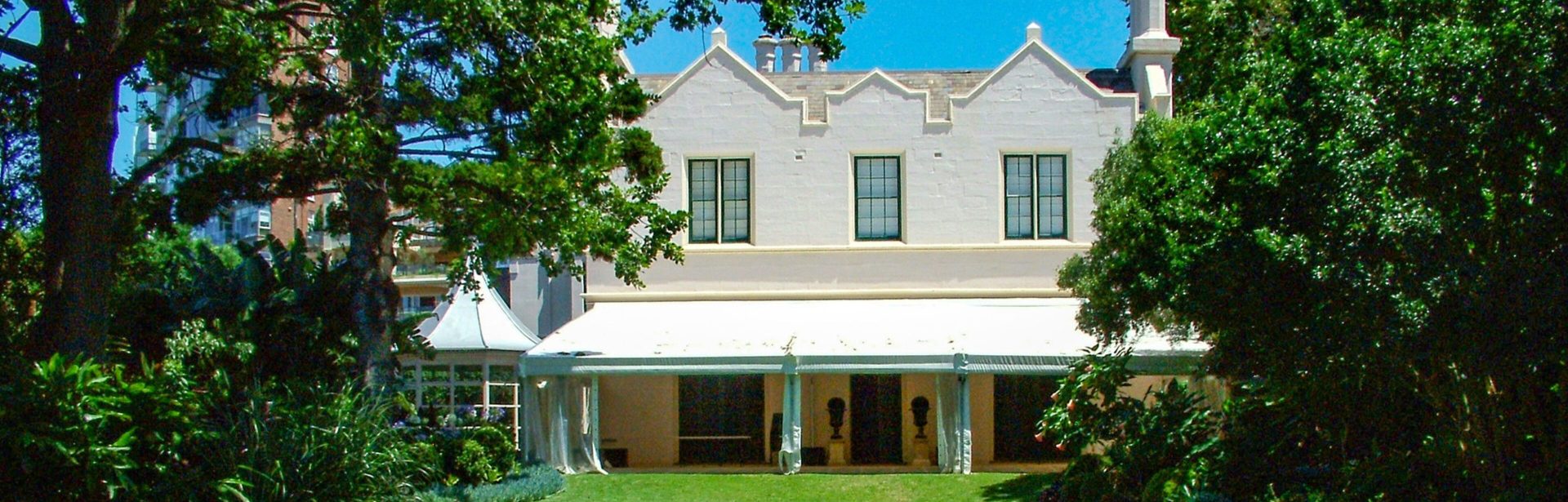 Lindesay Banner 1920 X 615 A neogothic mansion surrounded by gardens