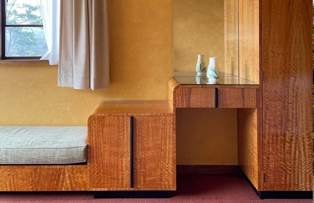 Art-Deco bedroom at Everglades House & Gardens